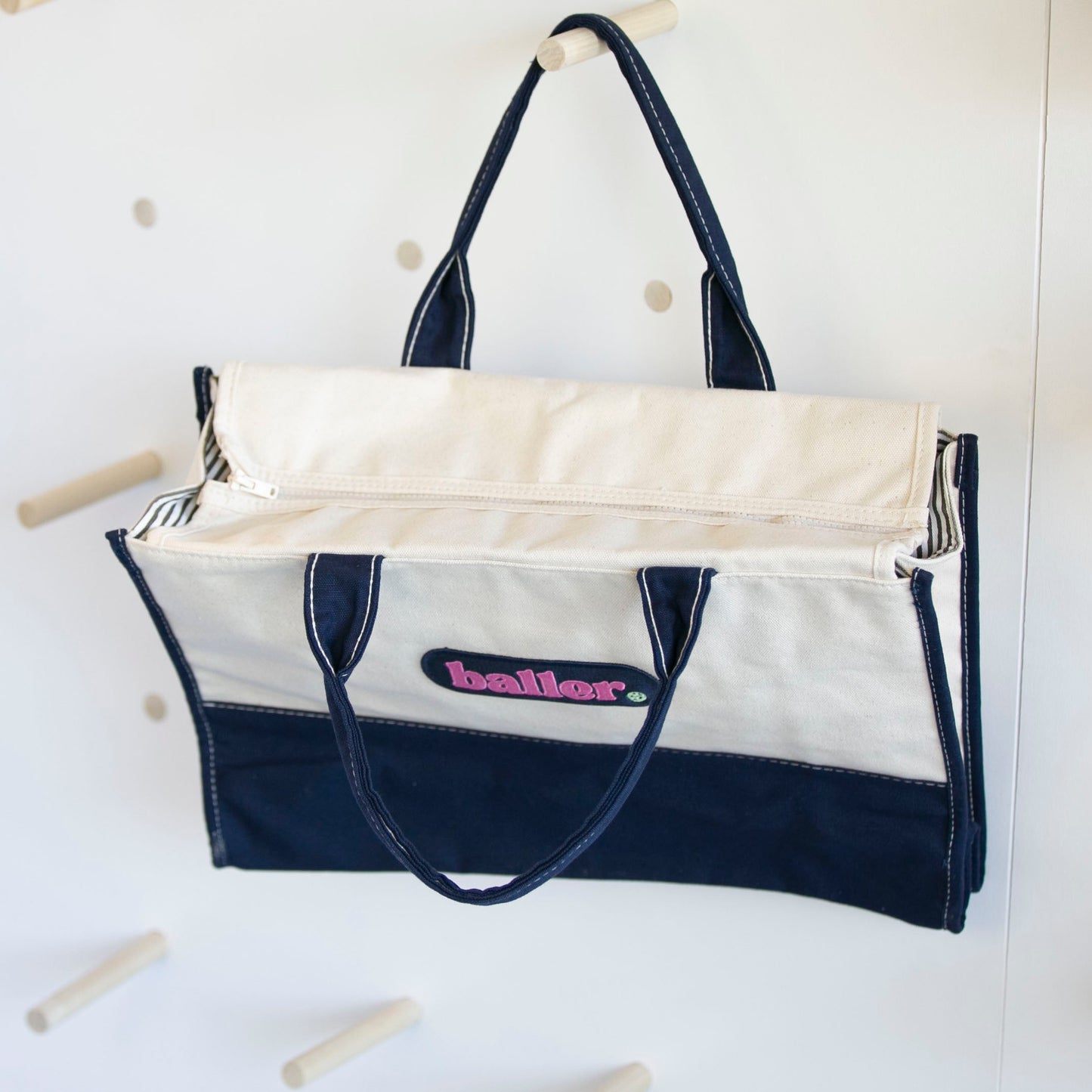 CANVAS SQUARE PILL TOTE