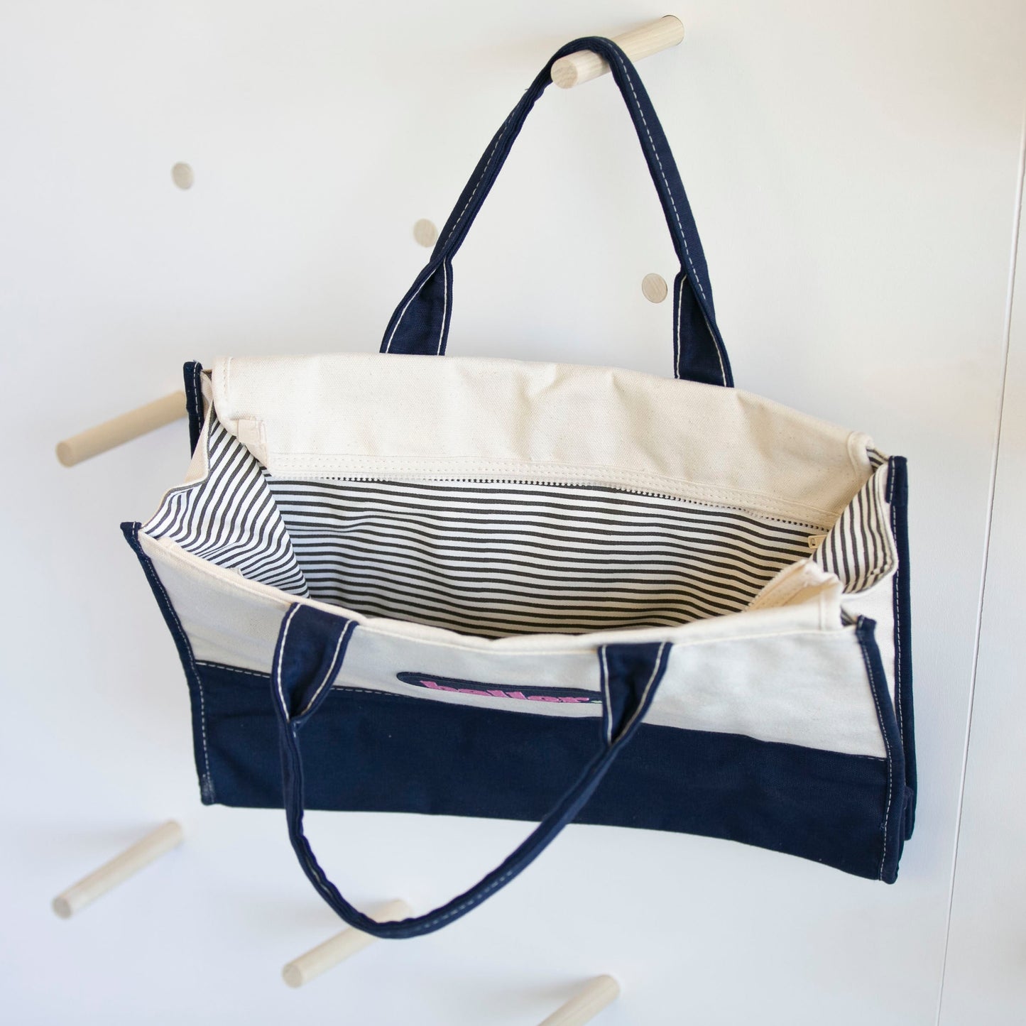 CANVAS SQUARE PILL TOTE